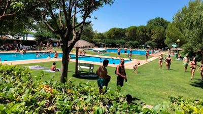 Piscinas y zonas de descanso
